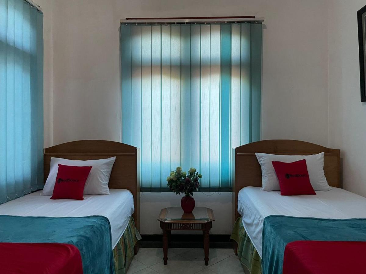 Reddoorz Syariah @ Karang Pilang Hotel Karangpilang Ngoại thất bức ảnh