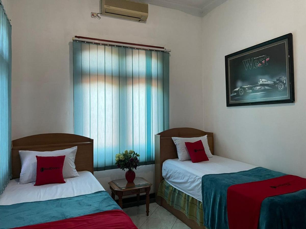 Reddoorz Syariah @ Karang Pilang Hotel Karangpilang Ngoại thất bức ảnh