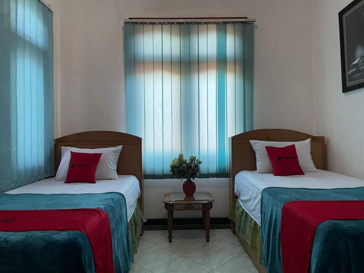 Reddoorz Syariah @ Karang Pilang Hotel Karangpilang Ngoại thất bức ảnh