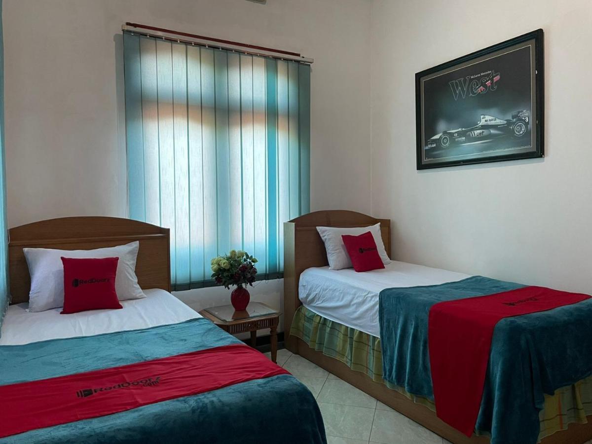 Reddoorz Syariah @ Karang Pilang Hotel Karangpilang Ngoại thất bức ảnh