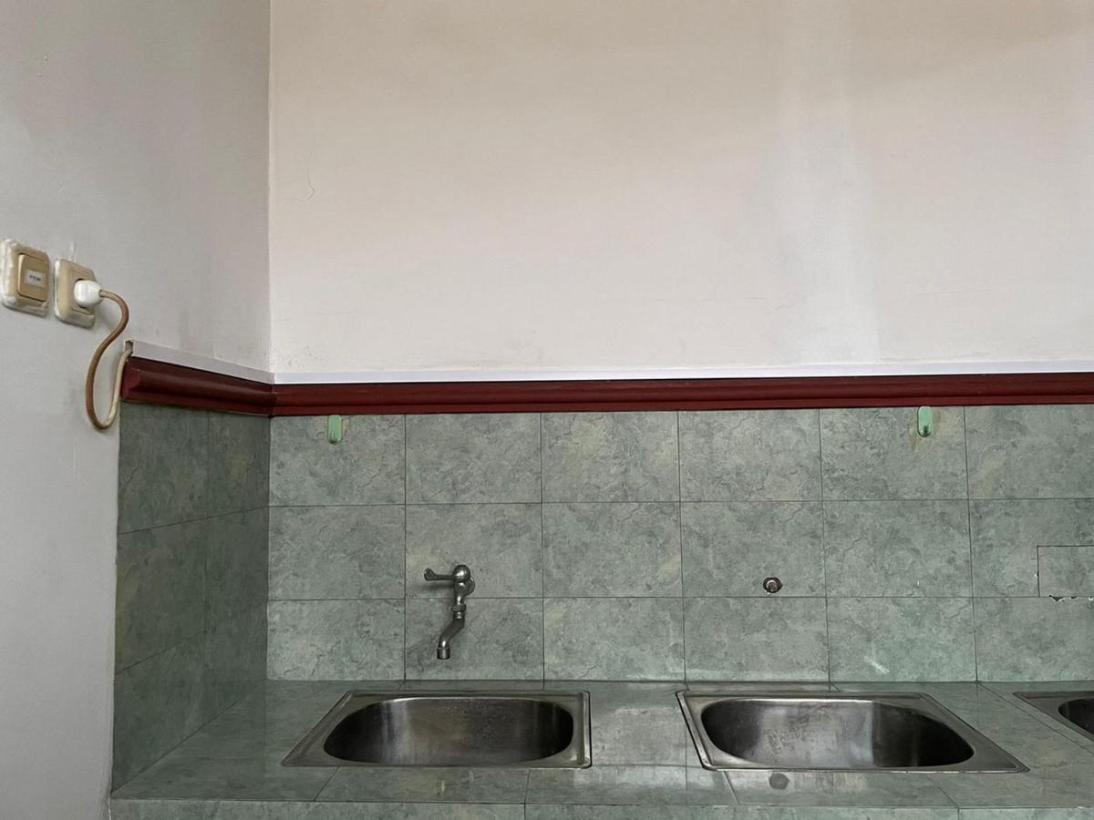 Reddoorz Syariah @ Karang Pilang Hotel Karangpilang Ngoại thất bức ảnh