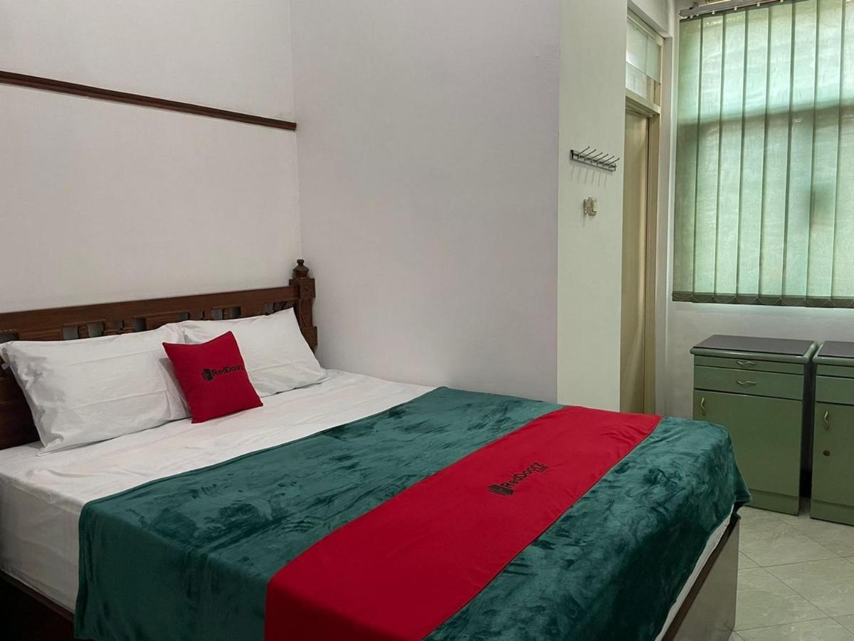 Reddoorz Syariah @ Karang Pilang Hotel Karangpilang Ngoại thất bức ảnh