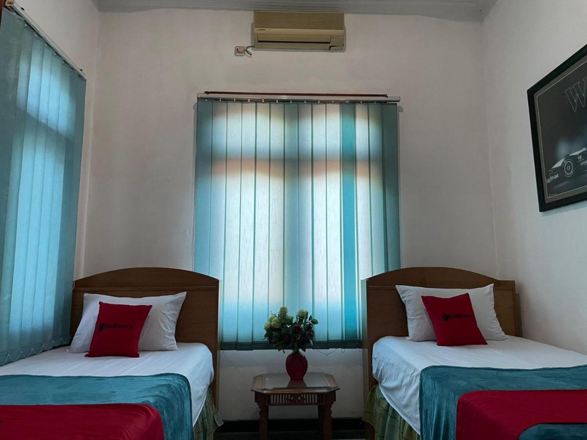 Reddoorz Syariah @ Karang Pilang Hotel Karangpilang Ngoại thất bức ảnh