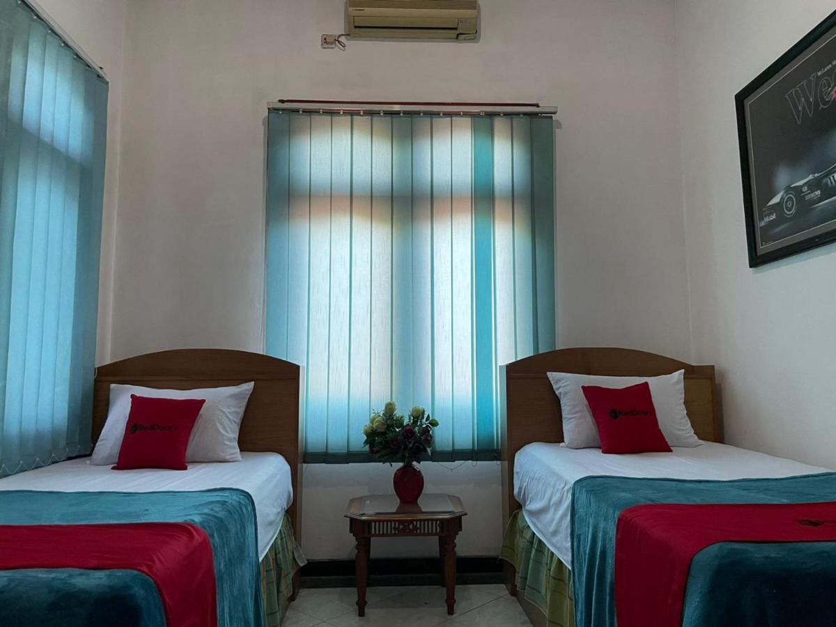 Reddoorz Syariah @ Karang Pilang Hotel Karangpilang Ngoại thất bức ảnh